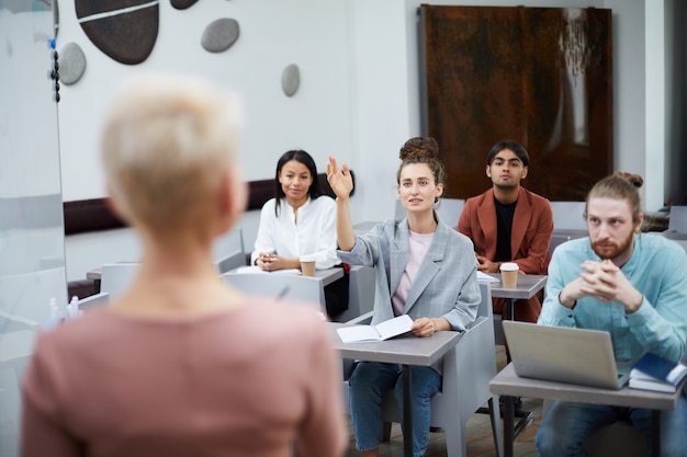 Gruppe von Studenten, die Fragen stellen