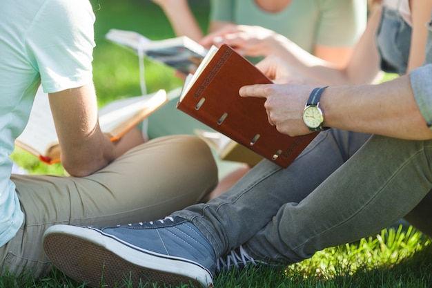 Gruppe von Studenten, die im Freien studieren