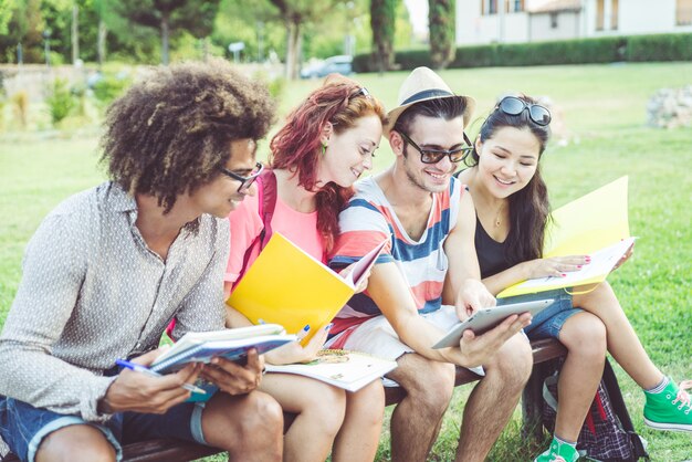 Gruppe von Studenten, die im Park nach der Schule studieren