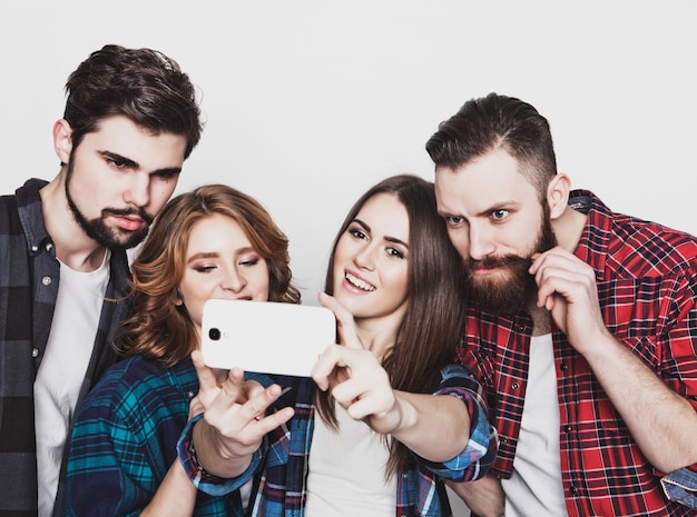 Gruppe von Studenten, die Selfie machen