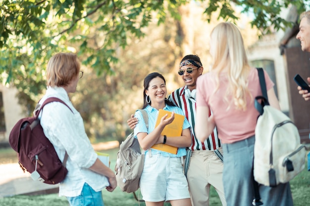 Gruppe von Studenten, die zusammen im Universitätshof stehen