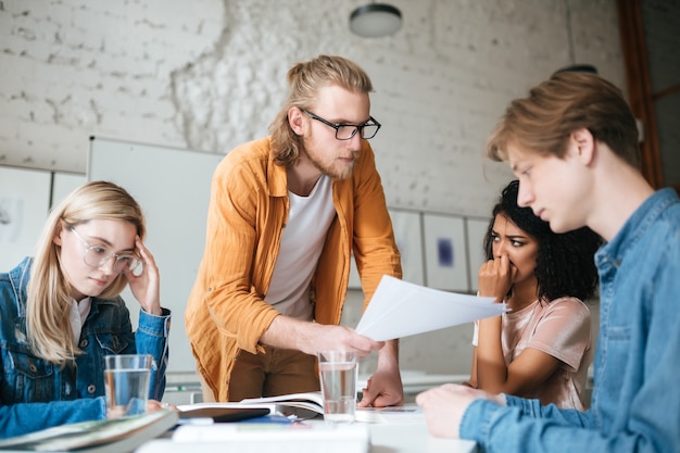 Gruppe von Studenten, die zusammen studieren