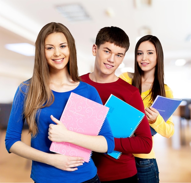 Gruppe von Studenten mit Büchern im Hintergrund