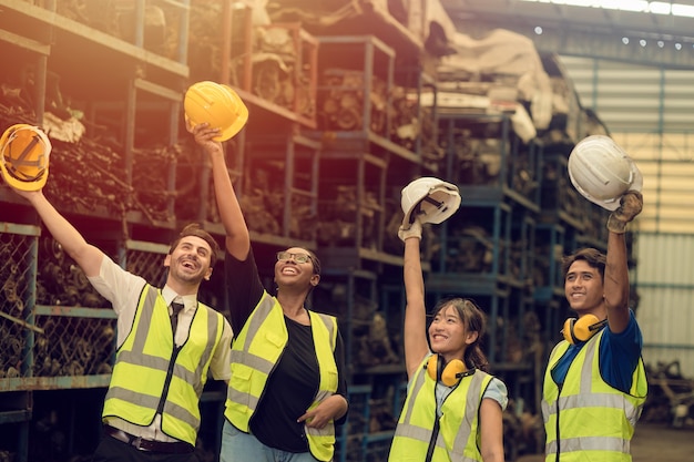 Gruppe von teamwork-worker-mix-rennen genießen das team, das in der schwerindustrie-fabrik arbeitet und hilft zusammen, den erfolg zu begrüßen und glücklich zu lächeln