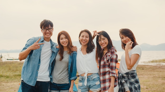 Gruppe von Teenagern der besten Freunde Asiens fotografieren mit automatischer Kamera genießen glückliche Momente zusammen neben Camp und Zelten im Nationalpark