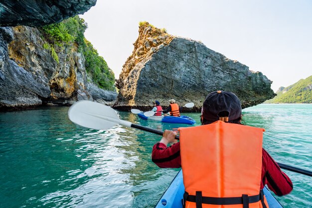 Gruppe von Touristen auf einer Kajakfahrt mit dem Boot im Sommer bei Mu Ko Ang Thong Thailand