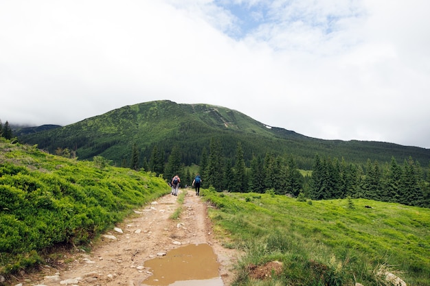 Gruppe von Touristen, die den Berg entlang gehen