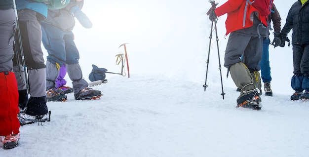 Gruppe von Touristen mit Wanderausrüstung für Winterexpedition