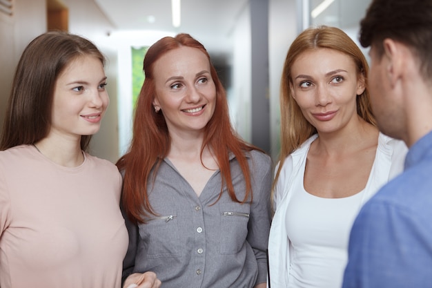 Gruppe von Unternehmerinnen im Gespräch mit ihrem männlichen Kollegen