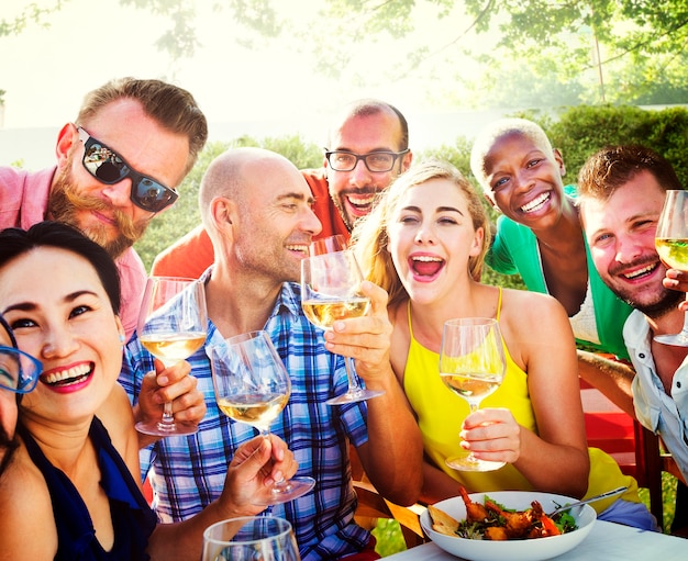 Gruppe von verschiedenen Freunden sammeln sich zusammen