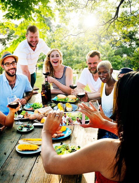 Gruppe von verschiedenen Freunden sammeln sich zusammen