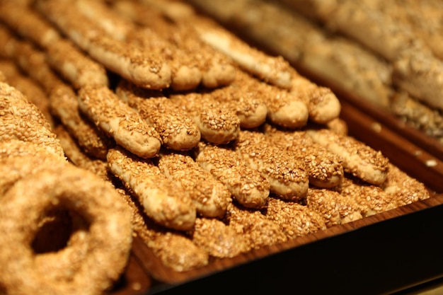 Foto gruppe von verschiedenen keksen chocolate chip haferflocken rosinen weiße schokolade