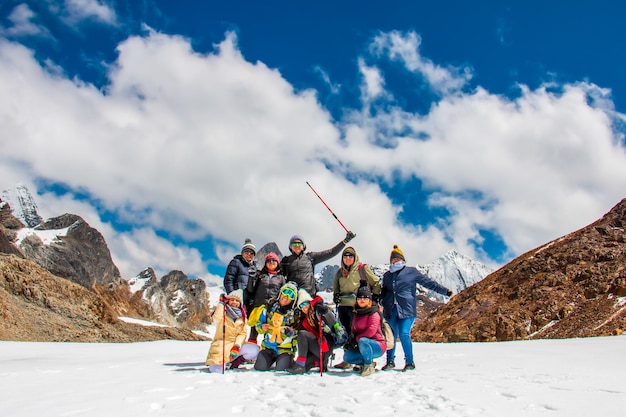 Gruppe von Wanderern, die im schneebedeckten Raura in Oyon, Peru, posieren Menschen in der Nähe eines schneebedeckten Gipfels