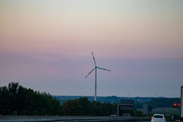 Gruppe von Windmühlen zur Erzeugung von erneuerbarer elektrischer Energie.