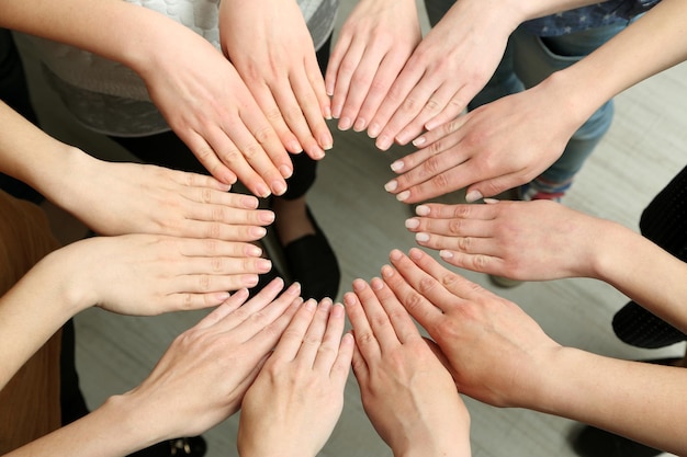 Foto gruppe weibliche hände zusammen nahaufnahme