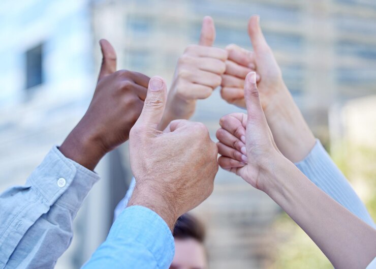 Foto gruppen von außenstehenden und geschäftsleuten mit daumen nach oben in übereinkunft unterstützung oder zusammenarbeit zusammen stolz auf die gemeinschaft teamarbeit oder hände von beratern mit solidarität stimmen ja zeichen oder wie geste