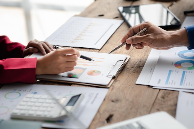 Gruppen von Personen, die an Diskussionen teilnehmen Geschäftstreffen Startup-Unternehmen Vertriebsteam Meetings Brainstorming und Zusammenfassung der Unternehmensleistung Geschäftsstrategie-Management-Konzept