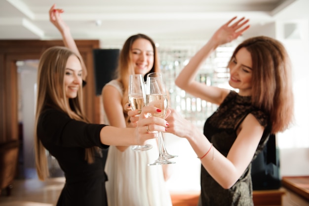 Gruppenleute mit Champagner tanzen auf der Party.