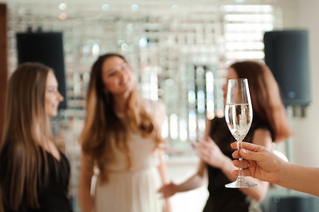 Gruppenleute mit Champagner tanzen auf der Party.