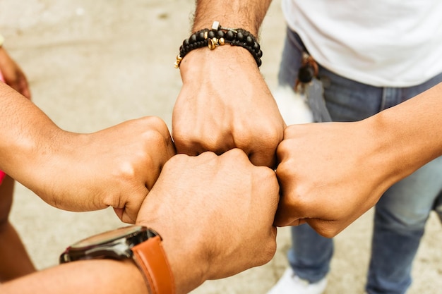 Foto gruppenleute treffen sich mit der faust