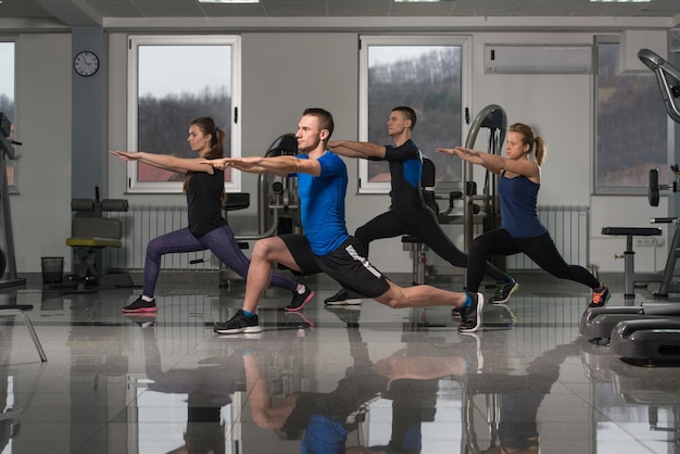 Gruppenmitglieder während des Aerobic-Unterrichts