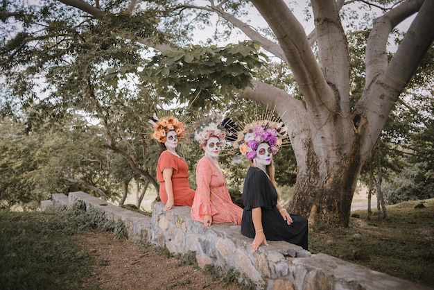 Gruppenporträt von drei Frauen mit dem Make-up der Catrinas. Make-up für den Tag der Toten.