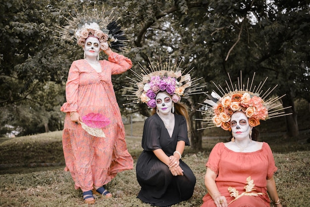 Gruppenporträt von drei Frauen mit dem Make-up der Catrinas. Make-up für den Tag der Toten.