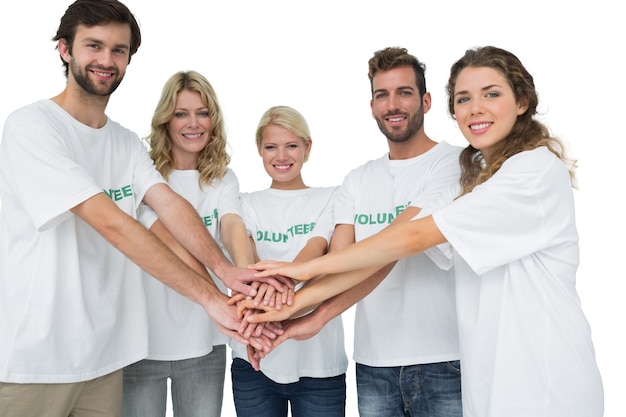 Gruppenporträt von glücklichen Freiwilligen mit den Händen zusammen