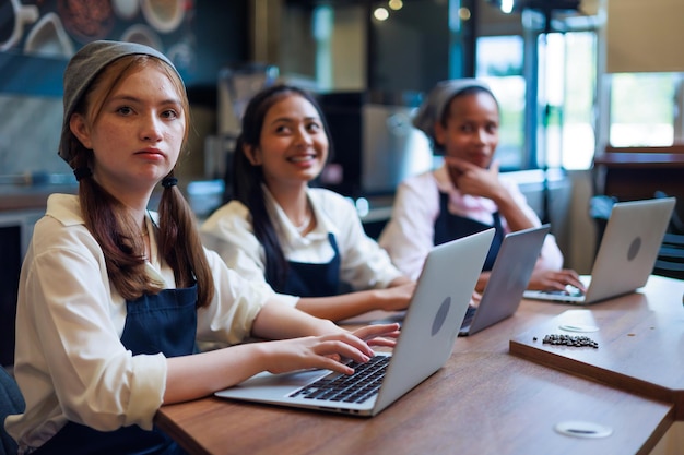 Gruppenschulmädchen, das hart lernt, wie man Espressokaffee an der Barista-Schule zubereitet