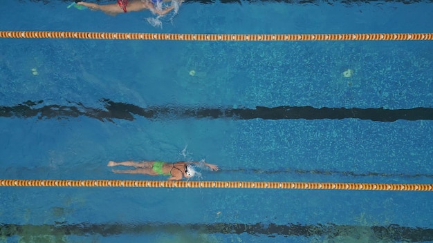 Gruppenschwimmen im Pool