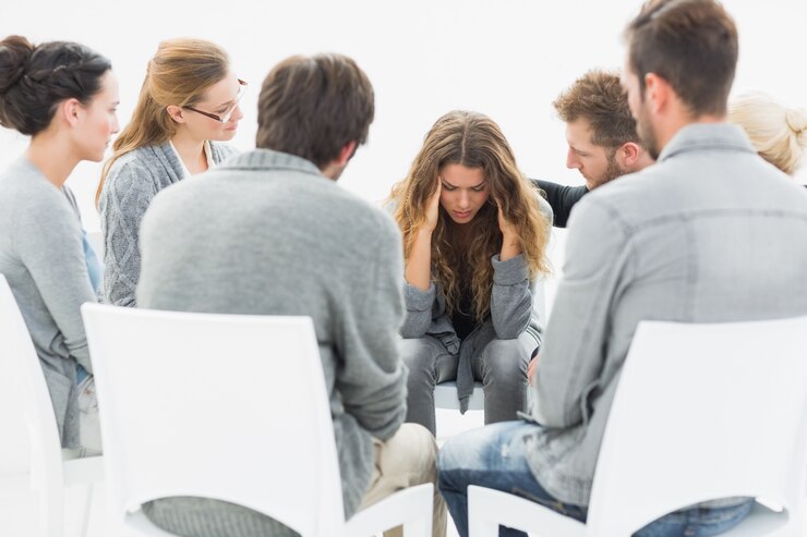Foto gruppentherapie in der sitzung, die in einem kreis sitzt