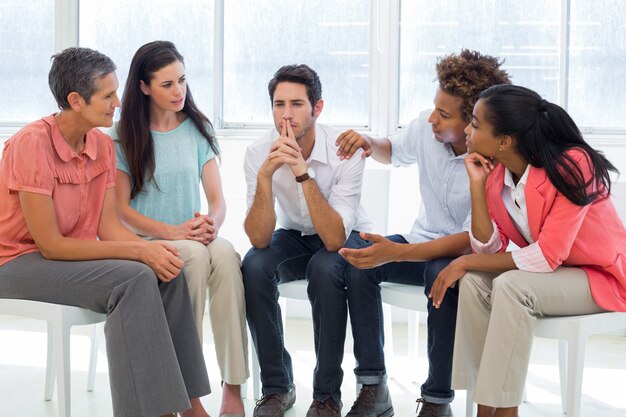 Gruppentherapie in Sitzung in einem Kreis sitzen