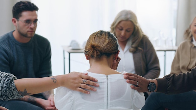 Gruppentherapie-Treffen und Beratung mit Menschen, die eine Patientin während einer Sitzung für die psychische Gesundheit der Gemeinschaft trösten, und Beratung mit einer Frau, die über ihre Gefühle spricht