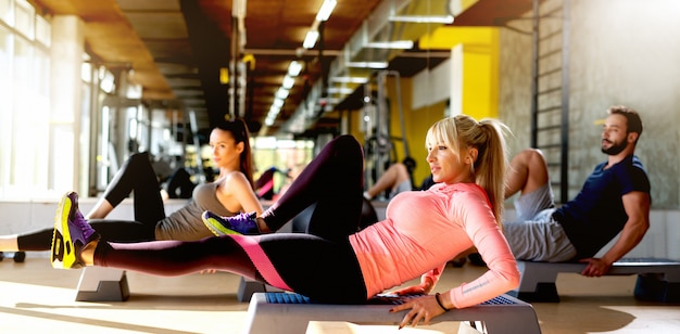 Gruppentraining im Fitnessstudio.