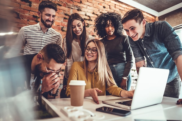 Gruppieren Sie junge Geschäftsleute bei Treffen im Büro Business Communication Startup und People-Konzept