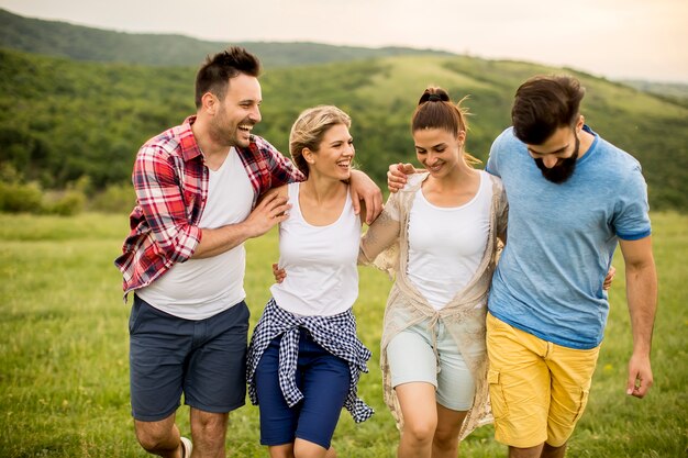 Gruppieren Sie od junge Leute, die Spaß auf einer Reise in der Natur auf Berg haben