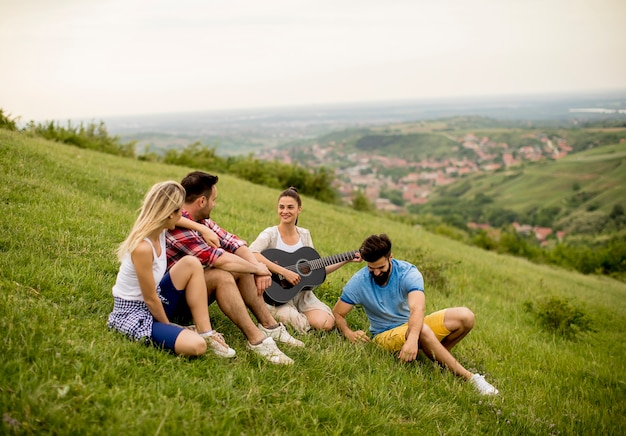 Gruppieren Sie od junge Leute, die Spaß auf einer Reise in der Natur auf Berg haben