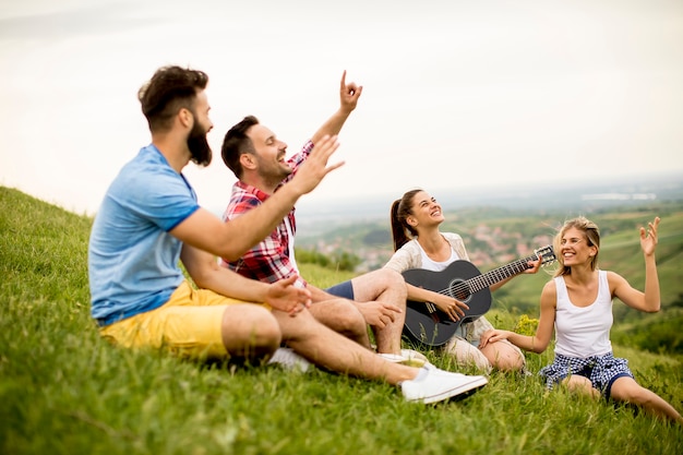 Gruppieren Sie od junge Leute, die Spaß auf einer Reise in der Natur auf Berg haben