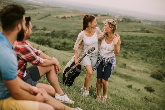 Gruppieren Sie od junge Leute, die Spaß auf einer Reise in der Natur auf Berg haben