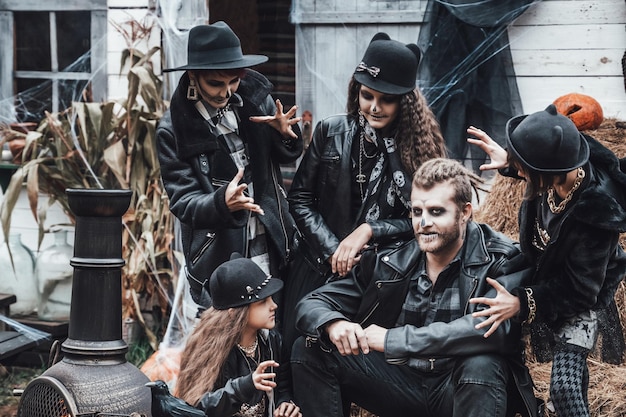 Gruselige Familie, Mutter, Vater, Töchter, die Halloween feiern