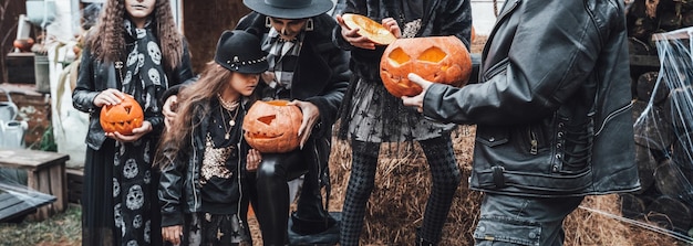 Gruselige Familie, Mutter, Vater, Töchter, die Halloween feiern