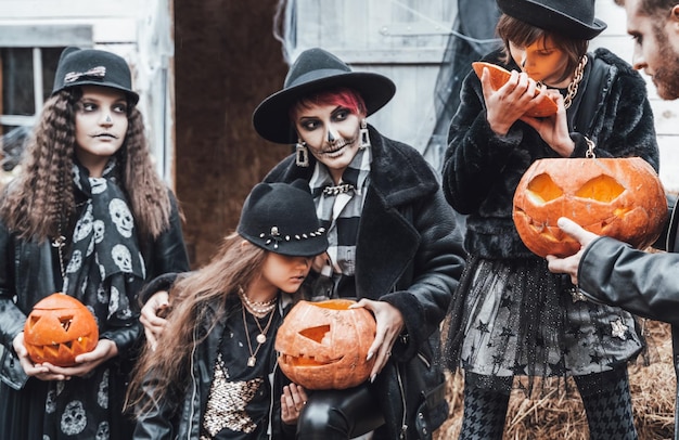 Gruselige Familie, Mutter, Vater, Töchter, die Halloween feiern