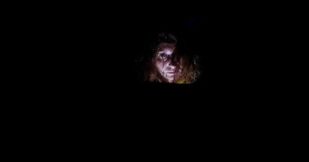 gruselige Frau hinter Fenster bei Nacht Halloween-Horror-Hintergrund