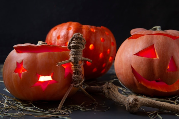 Foto gruselige geschnitzte halloween-kürbislaterne mit figur aus stöcken
