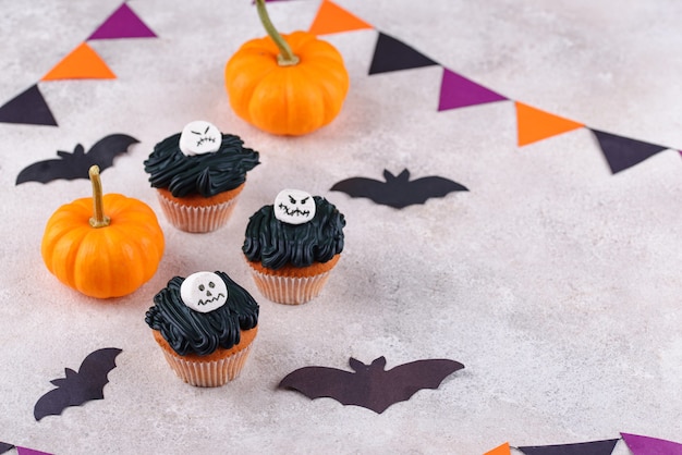 Foto gruselige halloween cupcakes mit gruseliger dekoration