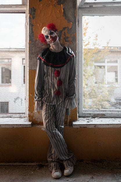 Foto gruseliger clown in verlassenem gebäude