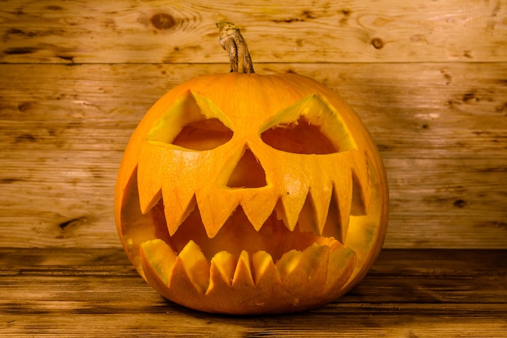 Foto gruseliger halloween-kürbis auf rustikalem holztisch