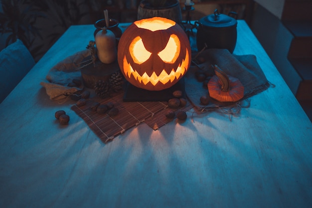 Gruseliger Halloween-Kürbis Dunkler Hintergrund mit bunten Lichtern Halloween-Thema Gruselige Postkarte