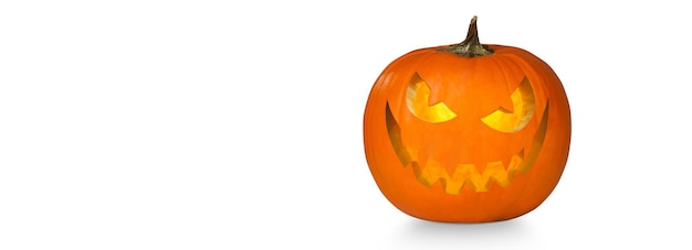 Gruseliger Halloween-Kürbis mit leuchtenden Augen auf weißem Hintergrund