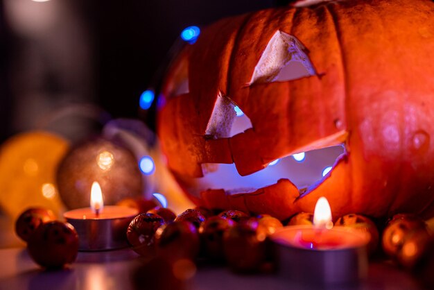 Gruseliger lächelnder Halloween-Kürbis in brennenden Feuerkerzenflammen